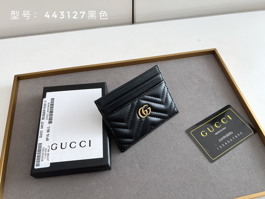GUCCI GG Marmont カードケース 全皮仕様 小牛皮使用