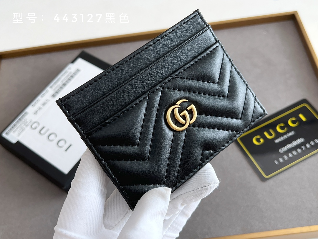 GUCCI GG Marmont カードケース 全皮仕様 小牛皮使用