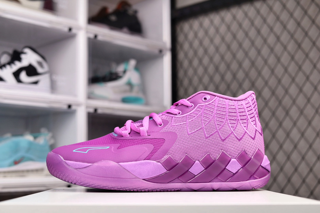 H0  男鞋真标半码制采用复合透气网织布融合3D打印结构鞋面中底嵌入透明缓震乳胶材质全掌NITRO FOAM缓发泡震材料工艺外置耐磨透明橡胶外底 NBA天才后卫拉梅洛鲍尔的首双个人签名篮球鞋，全新彪马Puma MB.01″Queen City”拉梅洛鲍尔一代系列综合训练休闲运动篮球鞋“全明星紫”663YBL