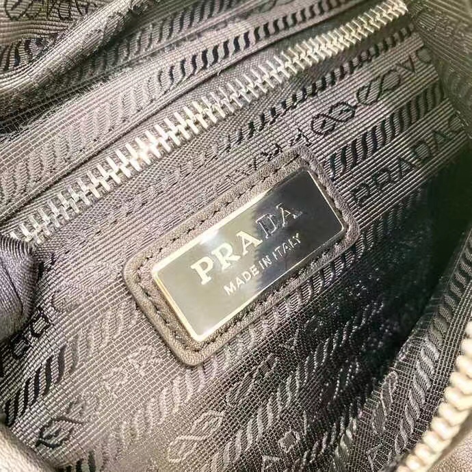 ￥420 ✨最新爆款✨新款背包2VZ092全皮款
时尚简约风格
三角形搪瓷铭牌标志
选材柔软皮革，彰显廓形设计
外面就有三个口袋
超级方便实用
男女都可以背哦
完美细节媲美专柜😘
百搭休闲时尚潮人必备[得意][得意]
尺寸37.5*26.5