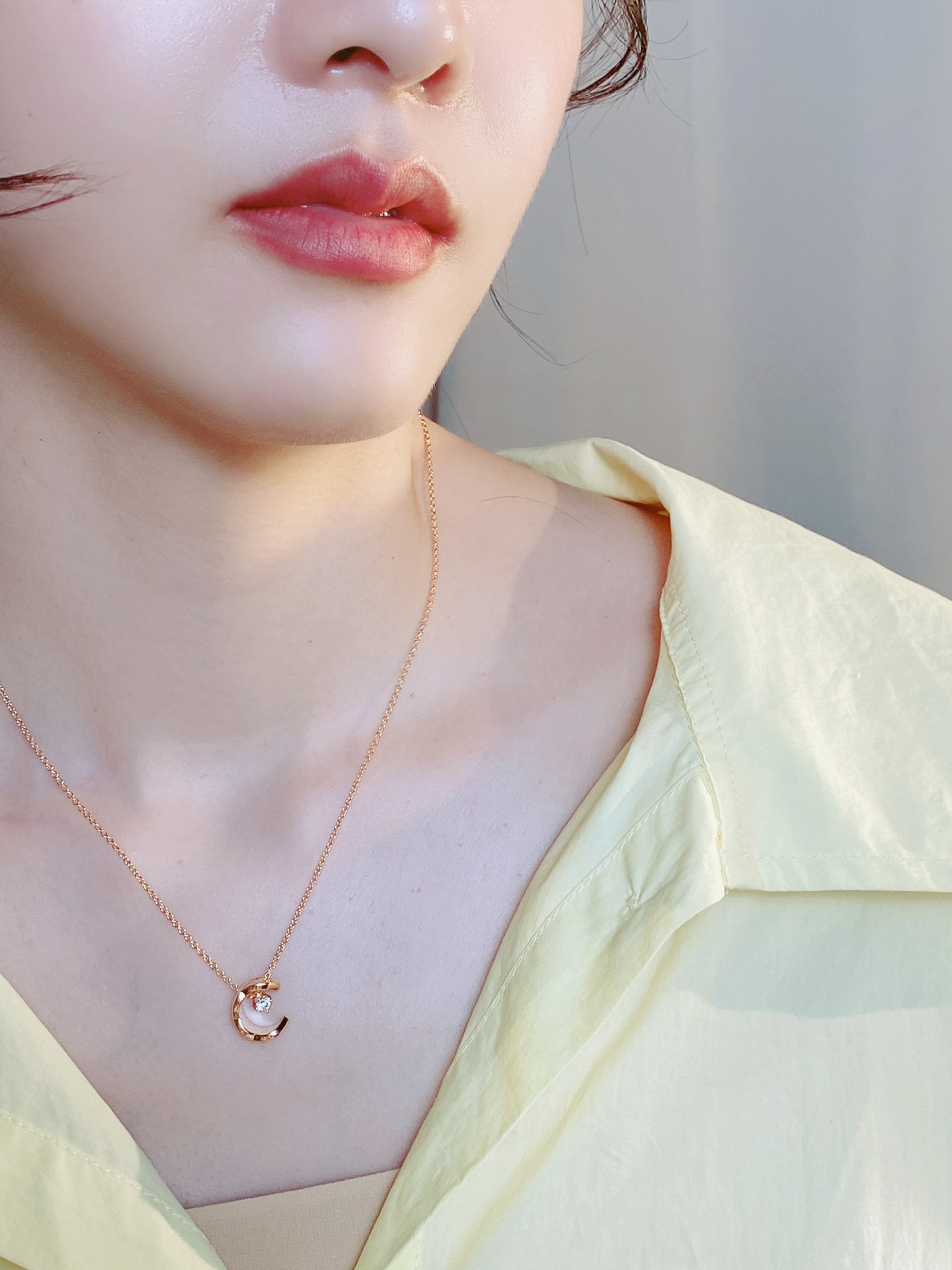 NO:619318,Coco Shui Bing Yue Necklace, real shot of the model. Both colors look good on the upper body and are very versatile. 925 sterling silver, Chanel necklace, chanel, necklace, pure silver19860909coco水冰月项链,模特实拍 两色上身都很好看,很百搭 925纯银,香奈儿项链,chanel,necklace,pure silver,Jewelry