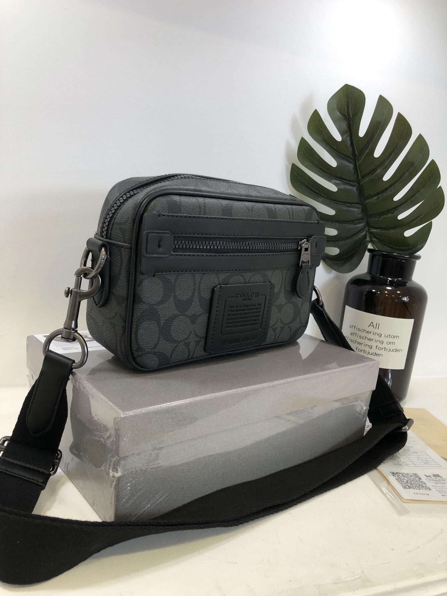 J0 Academy单肩包 男士斜挎包 经典Logo搭配原厂工艺材质 休闲百搭斜挎包 采用精湛镶嵌细工，实物拍摄 原厂原版面料 配送小票礼盒 防尘袋 尺寸23*15*6cm。