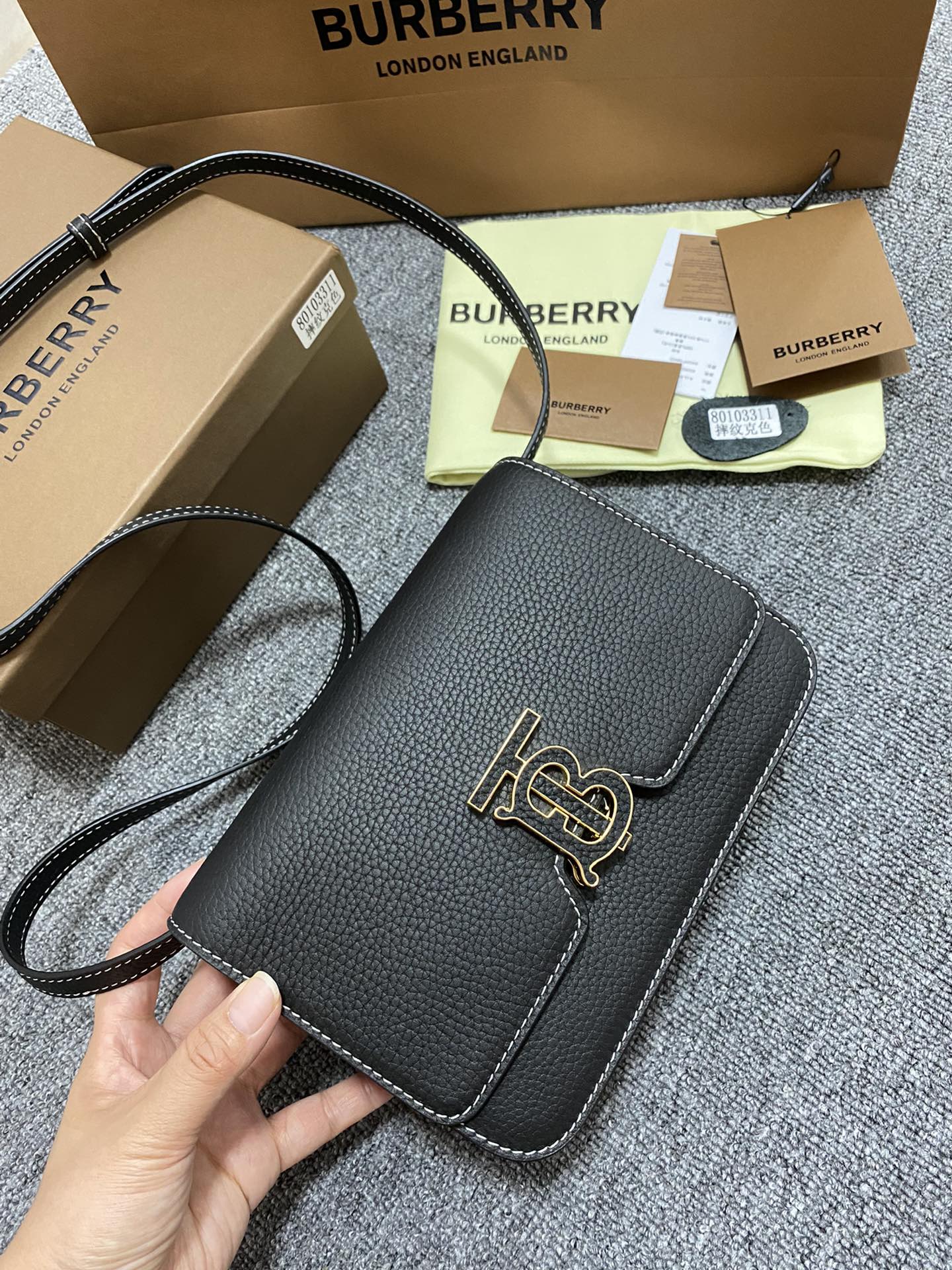 Burberry巴宝莉粒纹皮革TB 专属标识锁扣包