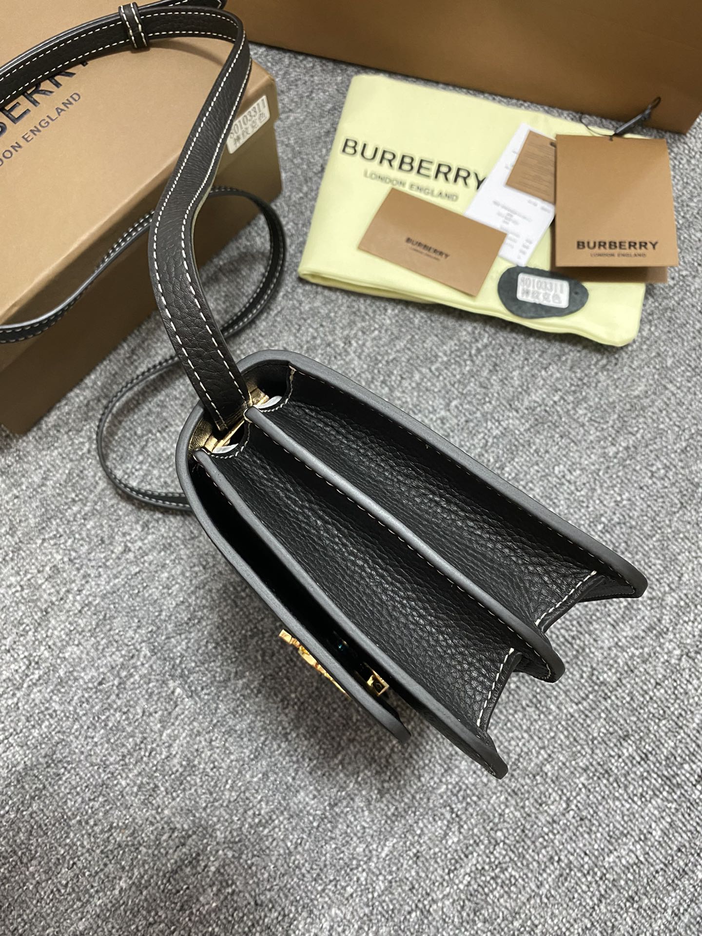 Burberry巴宝莉粒纹皮革TB 专属标识锁扣包