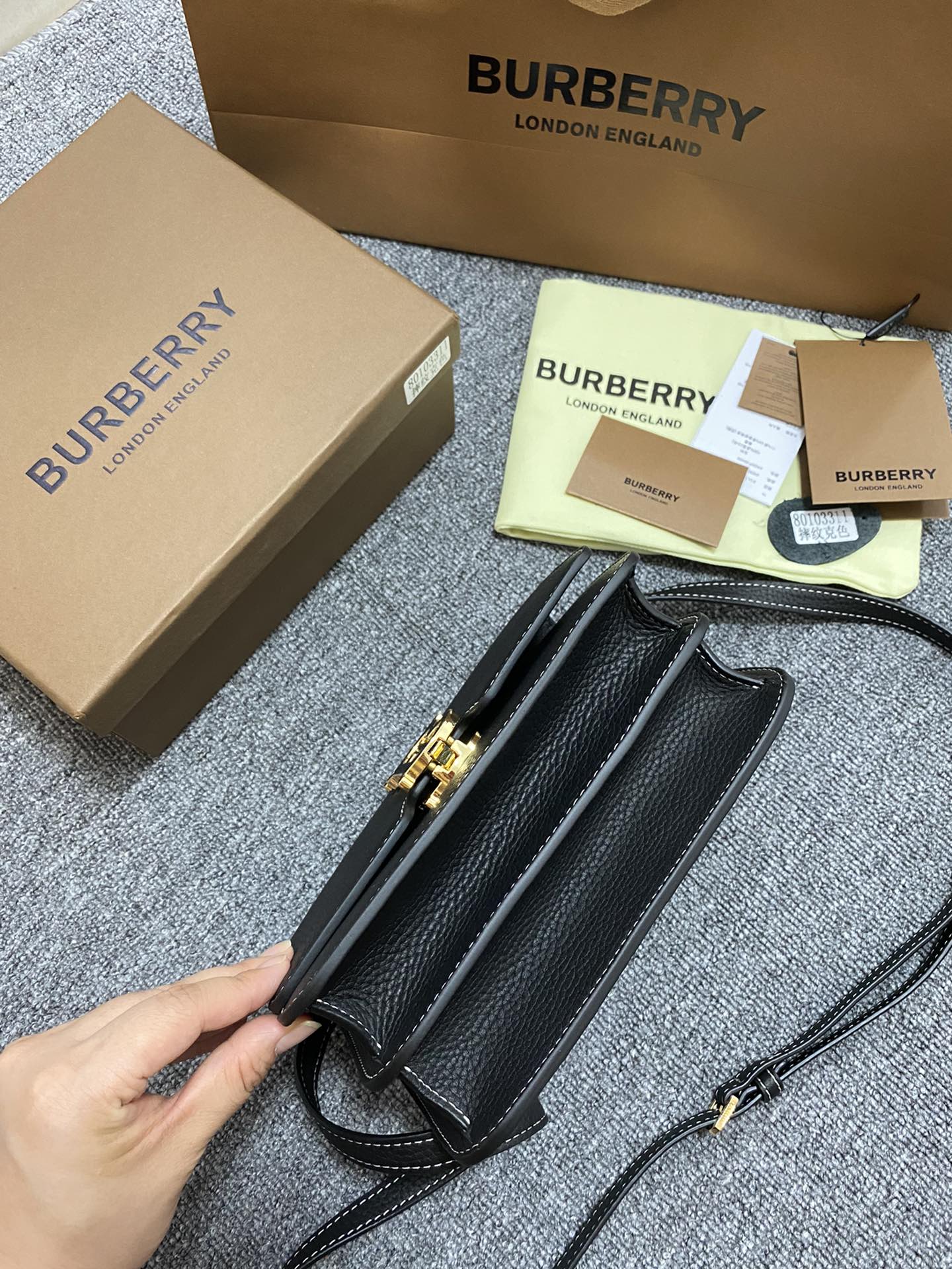 Burberry巴宝莉粒纹皮革TB 专属标识锁扣包