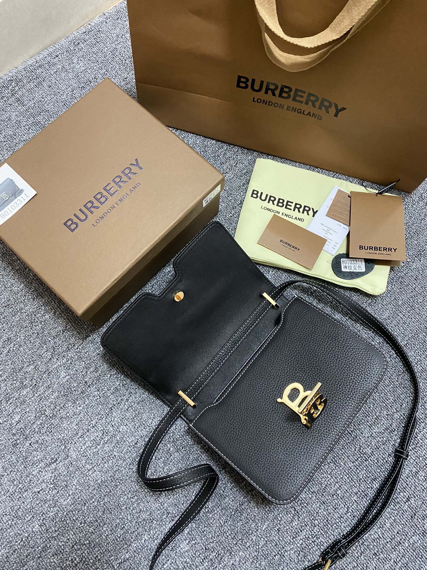 Burberry巴宝莉粒纹皮革TB 专属标识锁扣包