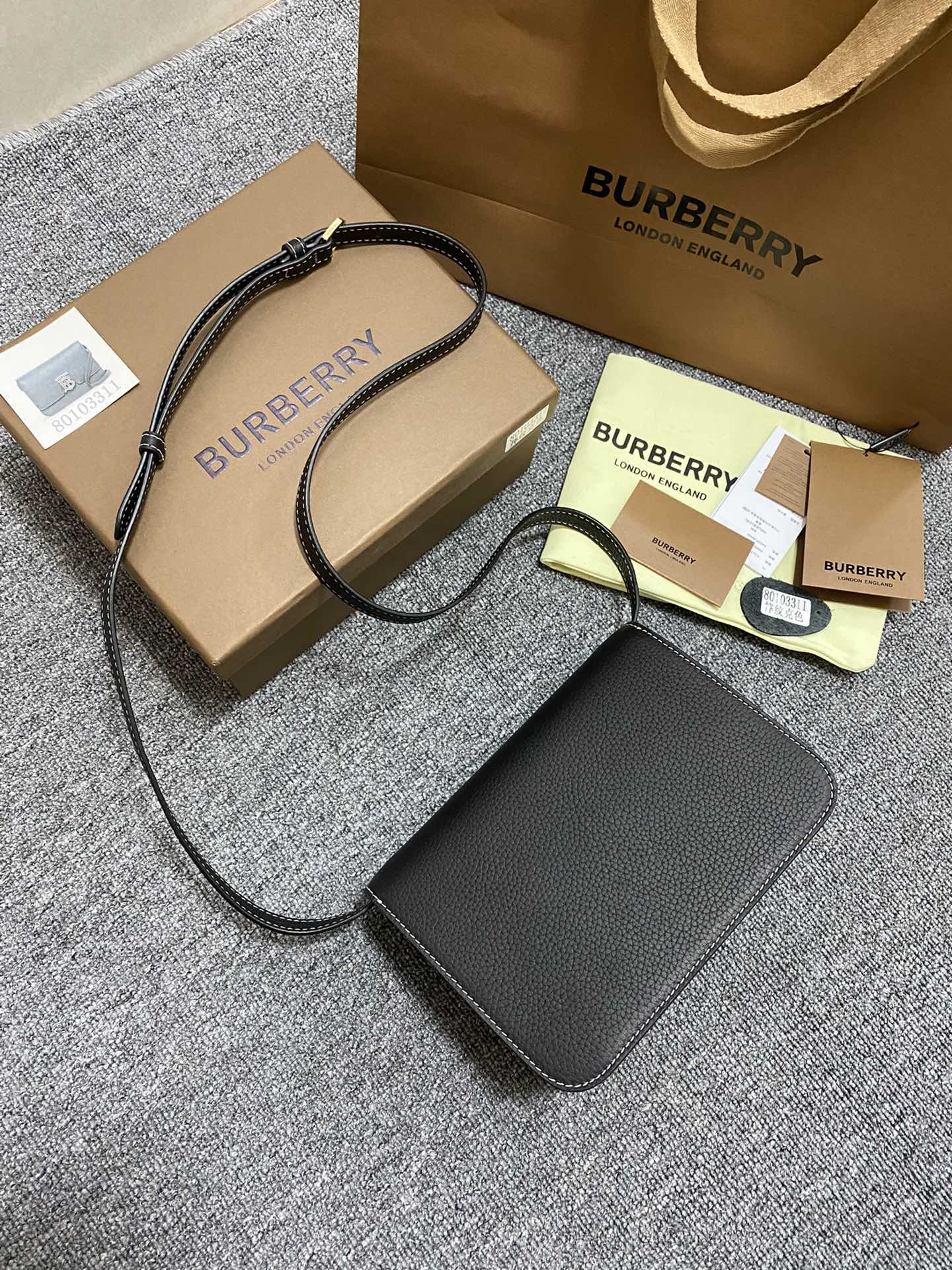 Burberry巴宝莉粒纹皮革TB 专属标识锁扣包