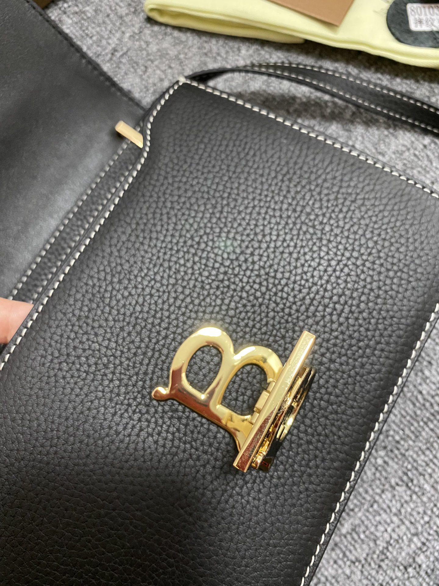 Burberry巴宝莉粒纹皮革TB 专属标识锁扣包