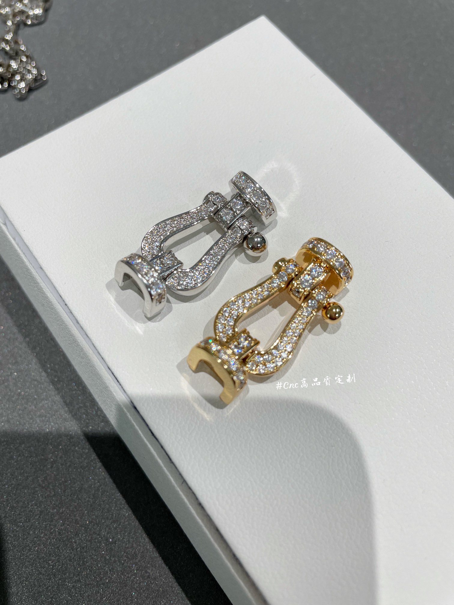 NO:633529,FRE*D full-diamond large horseshoe buckle, CNC carved, you can feel the quality by looking at our real photos~ The pictures are rose gold/white gold in stock, the diamonds are all hand-set, and the bottom is designed with the most consistent hollow drill bits, the logo is fully anti-counterfeiting, Cardia high-end jewelry19860909FRE*D满钻大号马蹄扣,CNC精雕,看我们实拍就感受得到品质～ 图拍为玫瑰金/白金两色现货,钻均为手镶,底部做了Z一致的镂空钻位设计,logo防伪齐,,卡迪亚高端饰品,Jewelry