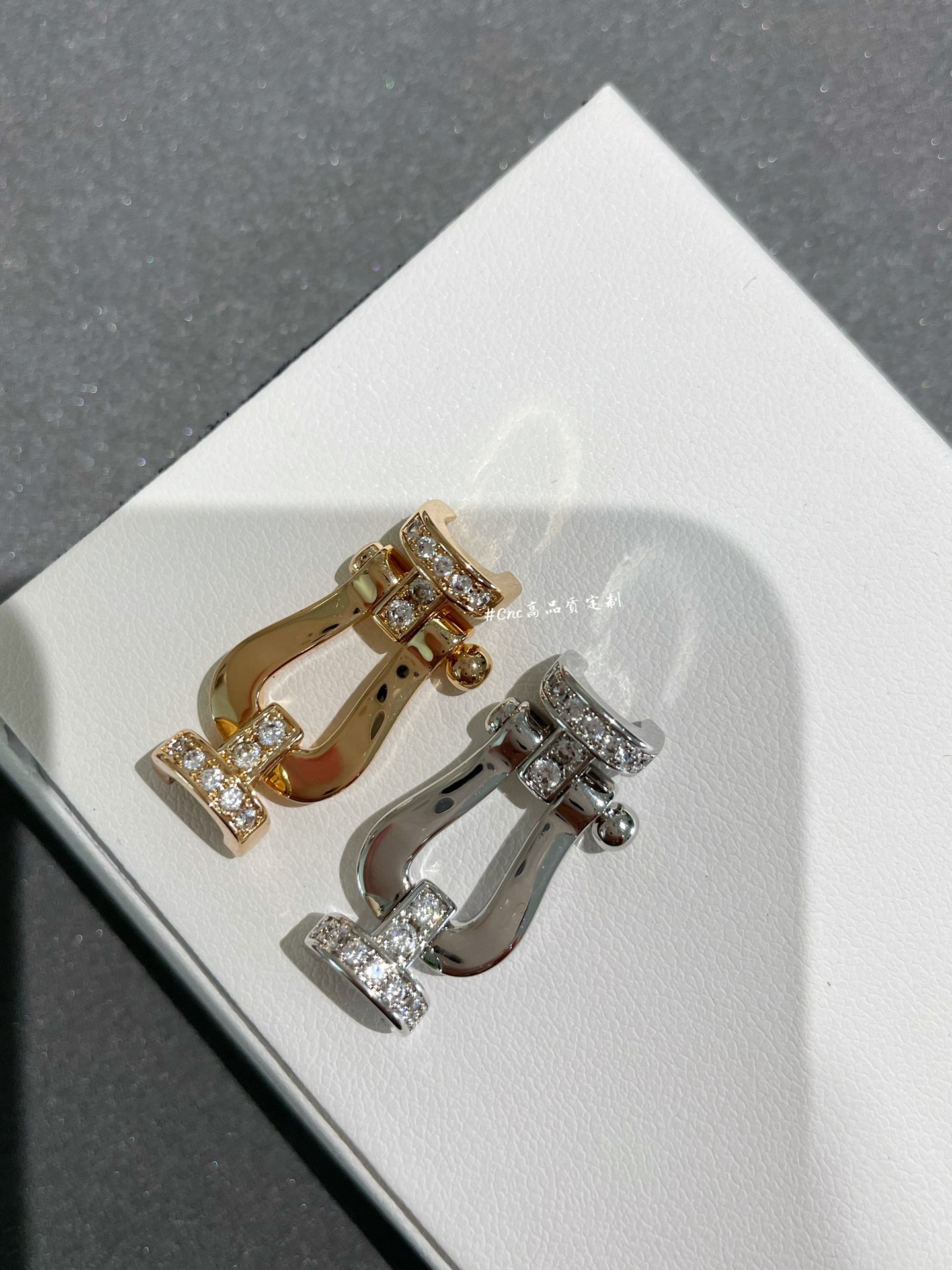 NO:633526,FRE*D half-diamond large horseshoe buckle, CNC fine carving, you can feel the quality by looking at our real photos~ The pictures in the picture are rose gold/white gold in stock, the diamonds are all hand-set, the design of the bottom is different from the full-diamond model, see the real picture in the picture, the logo is anti-counterfeiting, Cardia high-end jewelry19860909FRE*D半钻大号马蹄扣,CNC精雕,看我们实拍就感受得到品质～ 图拍为玫瑰金/白金两色现货,钻均为手镶,底部的设计跟满钻款是不同的,看图片实拍logo防伪齐,,卡迪亚高端饰品,Jewelry