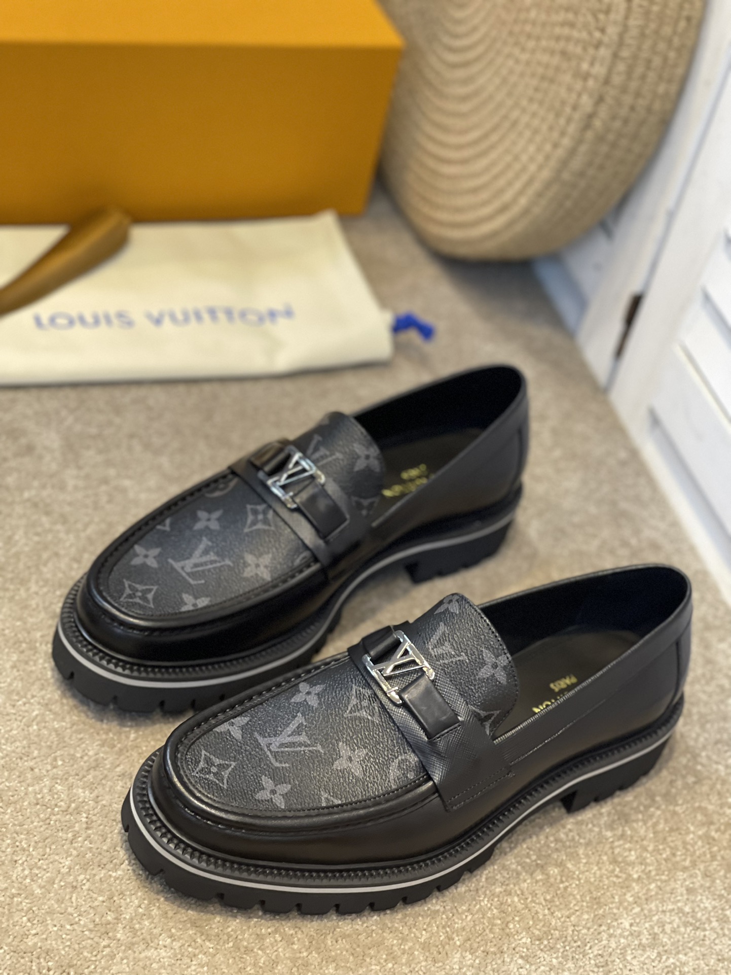 NO:956295,[Gray bottom/black calf with special PU pattern] L. v loafers, high-end men's formal casual leather shoes, imported cowhide upper, cowhide lining. The outsole is made of a combination of wear-resistant velvet and foam materials, and the Jacques welt forms the outsole. It is highly elastic, wear-resistant and non-slip, exquisite in craftsmanship, and high-end. A must-have for gentlemen, a must-have for sportsmen. Size39-46 (custom-made), loafers, cowhide19860909【灰底/黑色小牛拼专用PU花纹】 L. v 乐福鞋,高端男士正装休闲皮鞋,进口牛皮鞋面,牛皮内里.大底采用耐磨绒和发泡材料组合,雅克斯沿条组成大底,高弹耐磨防滑,工艺精湛,高端上档次.绅士臻享,型男必备. Size39-46（此款定做）,,loafers,cowhide,Men's shoes