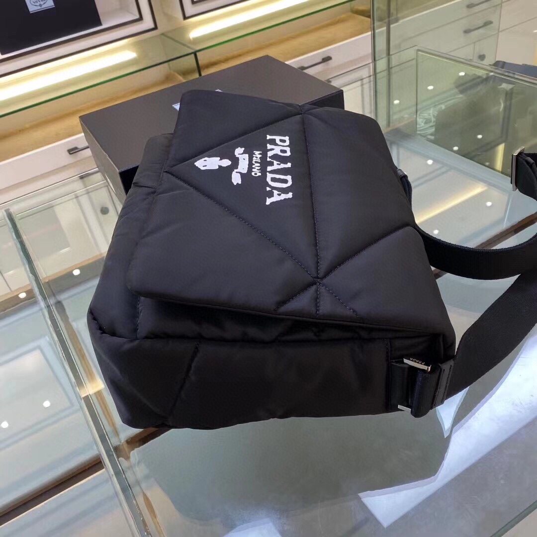 新款郵差包 - スタイリッシュなデザインと大容量