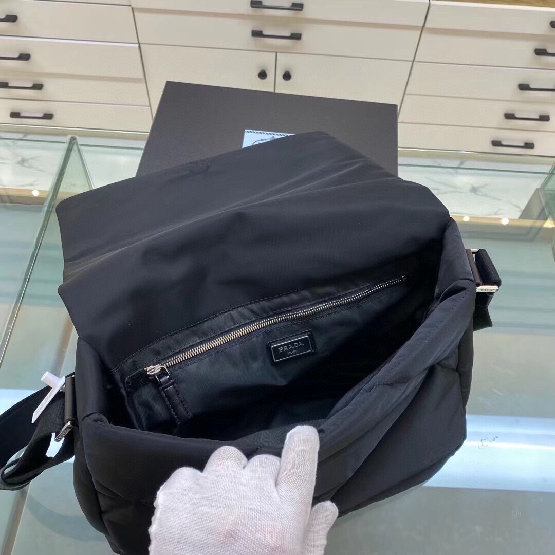 新款郵差包 - スタイリッシュなデザインと大容量