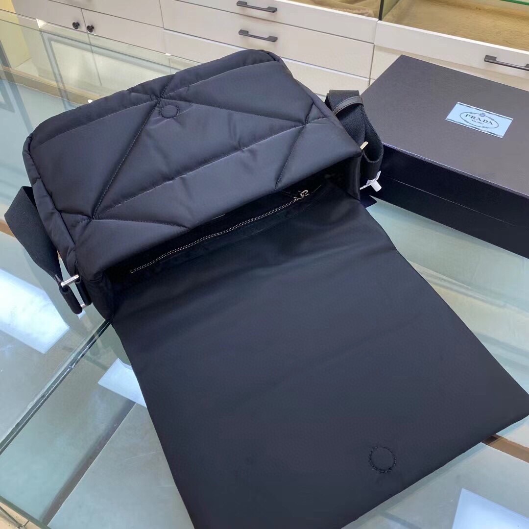 新款郵差包 - スタイリッシュなデザインと大容量