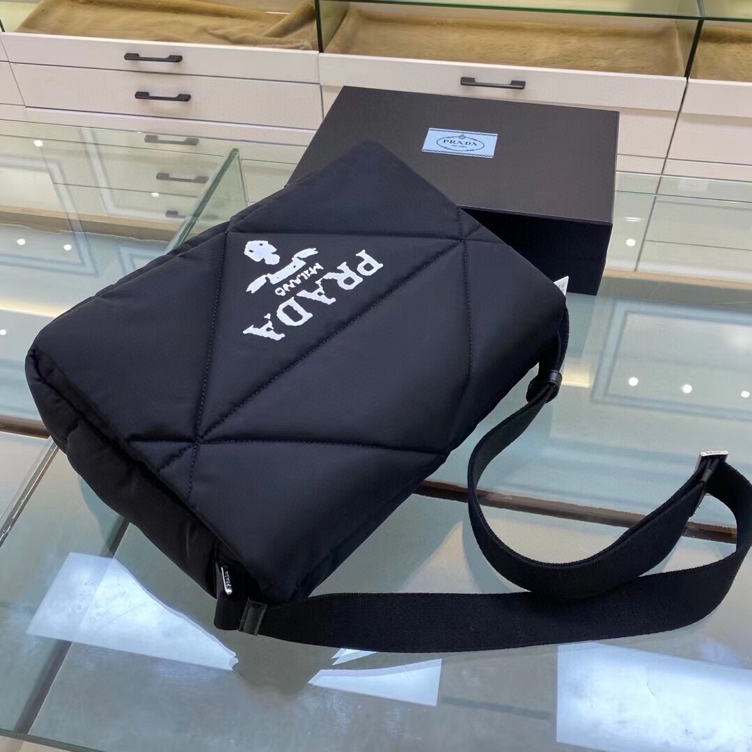 新款郵差包 - スタイリッシュなデザインと大容量