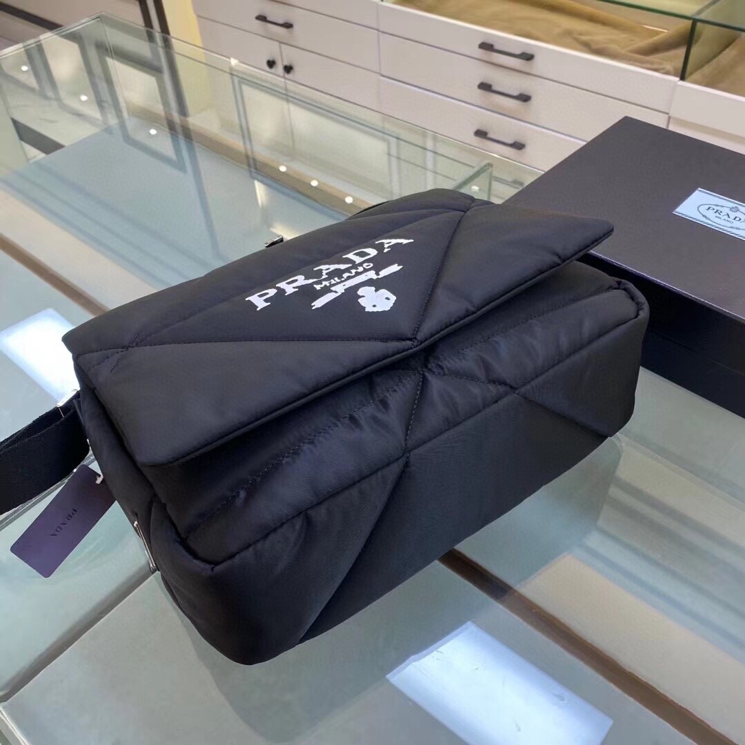 新款郵差包 - スタイリッシュなデザインと大容量