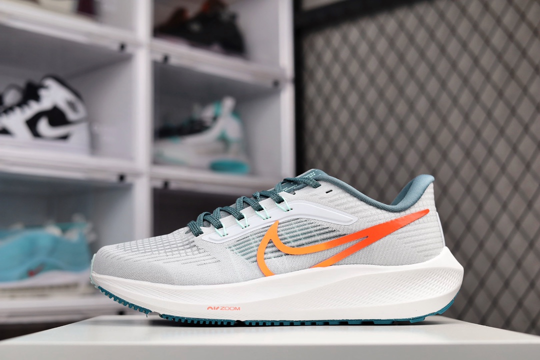 G0 Nike Zoom Pegasus 39 代超级飞马涡轮增压马拉松登月39代休闲运动慢跑 原档案数据开发纸版楦型 采用全新双层超轻透气网眼布材质 内里嵌入定型海绵 中底搭载前Zoom+全掌React配置鞋882RC