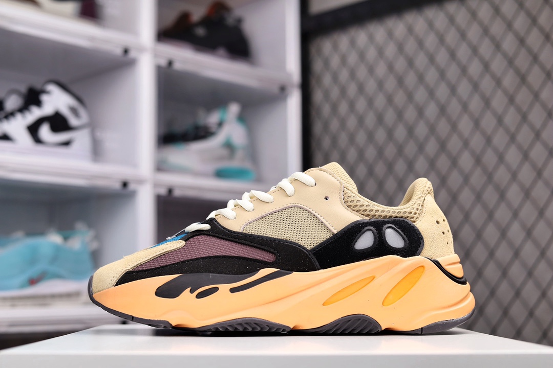 GT纯原 I0 AD Yeezy Boost 700 “Bright Blue” 棕黄色 提前拿到档案原鞋 原纸板原楦开发Prime Asia原厂采购皮料，韩国进口3M材料购入，反光效果可百分百比对原版，德国水润巴斯夫原料 脚感反馈充足，各细节可对比公司货自行比对