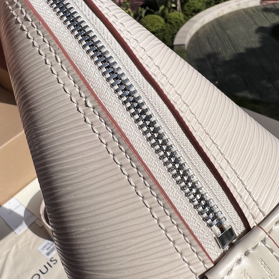 非市场普通货 进口皮料半钢五金 m59271尺寸:23.5×17.5×11.5cmLV海外渠道资源特供贝