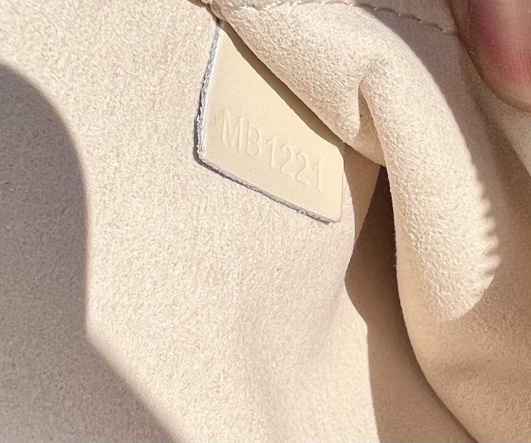 非市场普通货 进口皮料半钢五金 m59271尺寸:23.5×17.5×11.5cmLV海外渠道资源特供贝