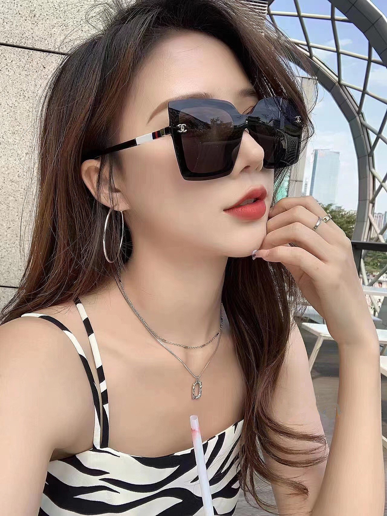 I0 护目连体墨镜 大框来袭CHANEL香奈儿 遮脸神器，大风镜超酷，镜腿时尚复古的花型 经典百搭，细节完美，无可挑剔 型号：CH162