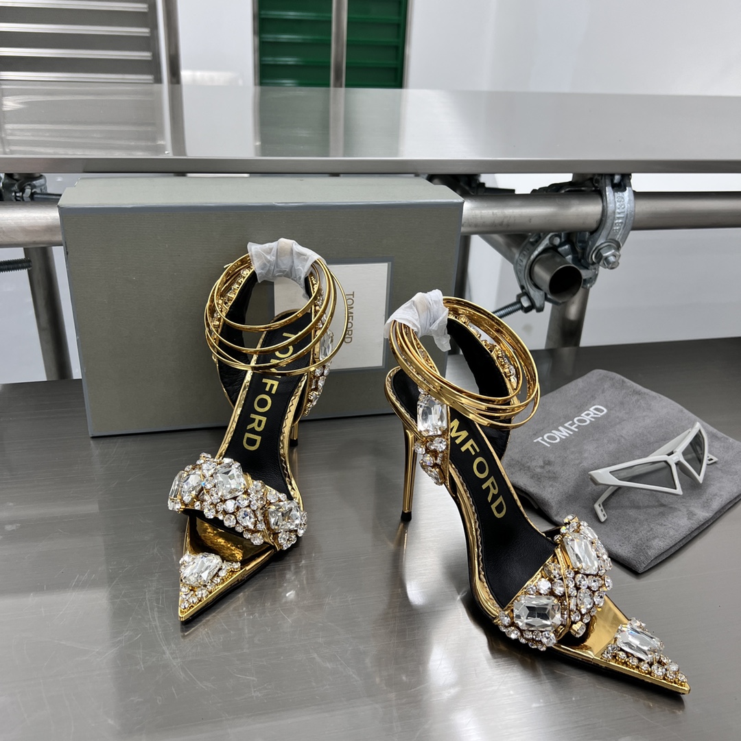 High-End Gold Sandals with Crystal Decorations and Hand-Cut Details