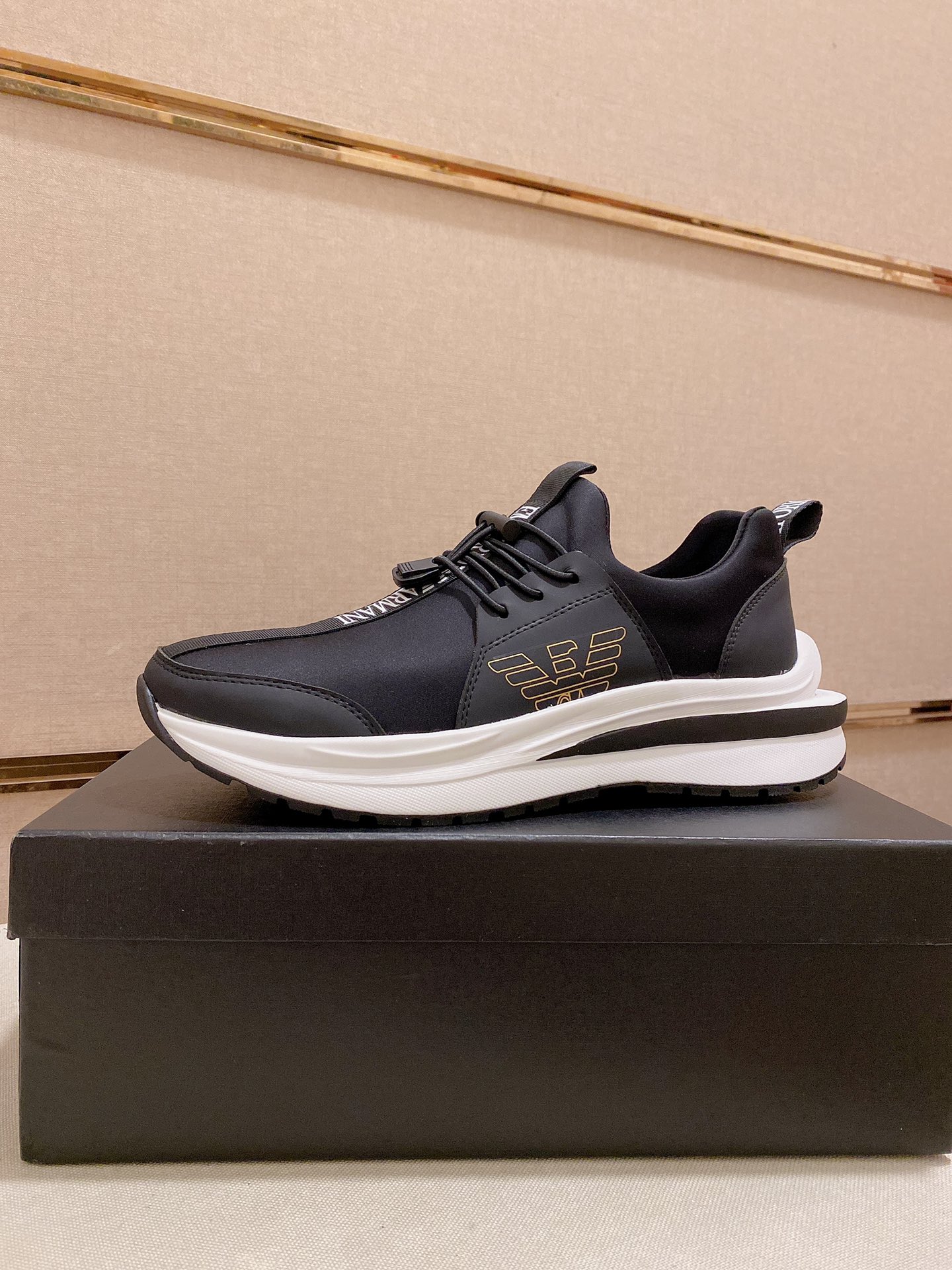 I5 Armani 阿玛尼专柜款同步👍明星同款[色]👍闪亮登场[色]高品质💪采用纯进口高档头层牛皮配透气弹力面，全羊皮内里典雅高贵的色调漫不经心地焕发成熟魅力👍💪完美诠释鞋履最新灵感[拥抱]经典与时尚融为一体 奢华时尚👍高品质 值得信赖👍38—44