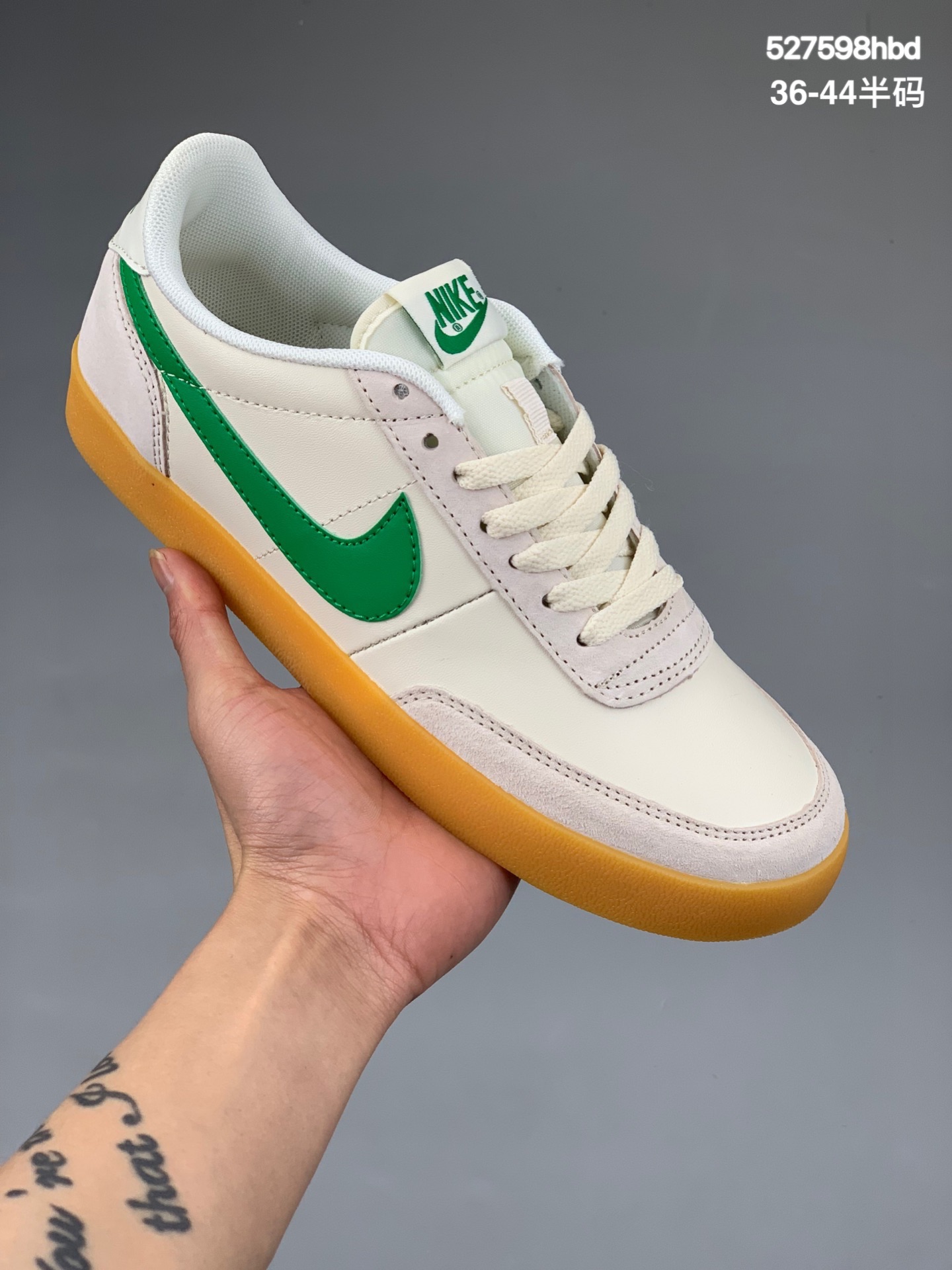 本地
耐克Nike Killshot II Leather 联名板鞋 采用米白色皮革制作鞋身，Swoosh 点缀其中，最后搭载棕色生胶大底，流露出满满的复古气气息尺码：见图货号：432997 107
尺码：36-44半码
编码：527598hbd