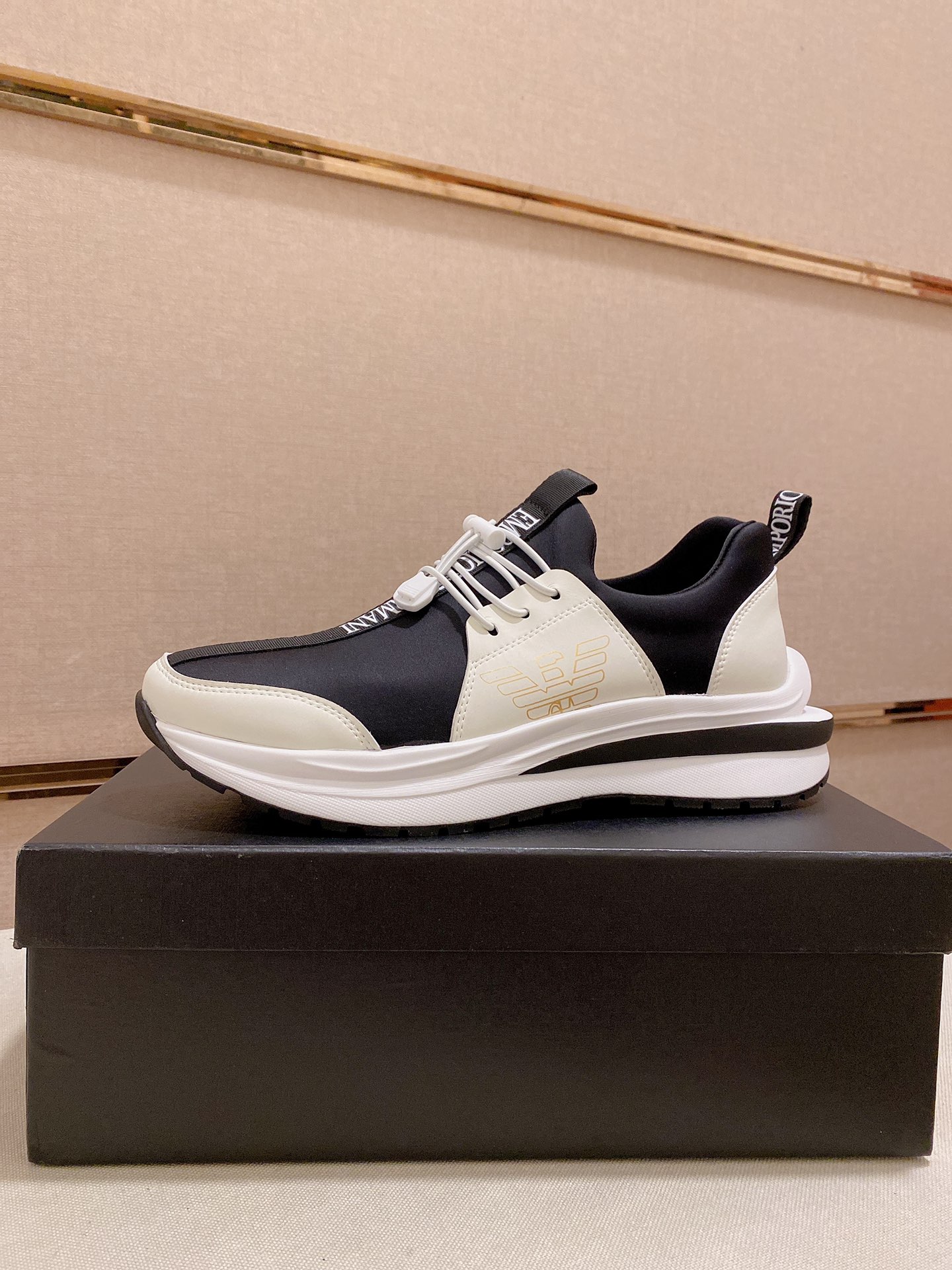 I5 Armani 阿玛尼专柜款同步👍明星同款[色]👍闪亮登场[色]高品质💪采用纯进口高档头层牛皮配透气弹力面，全羊皮内里典雅高贵的色调漫不经心地焕发成熟魅力👍💪完美诠释鞋履最新灵感[拥抱]经典与时尚融为一体 奢华时尚👍高品质 值得信赖👍38—44