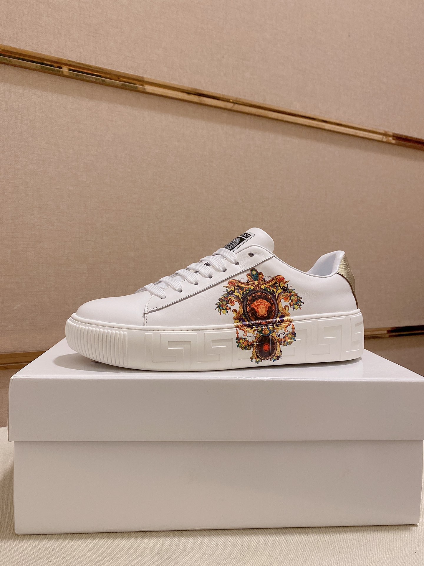 I5 Versace 范思哲👊🏻鞋面🇮🇹进口头层牛皮🇩🇪内里进口羊皮内里 。原版大底开模，每一位男士的身份衬托，上脚大气稳重🚶🏻🚶🏻高端定制专柜原版复刻📯不管风吹雨打鞋楦不变，经得起时间的验证🔍️，🔵