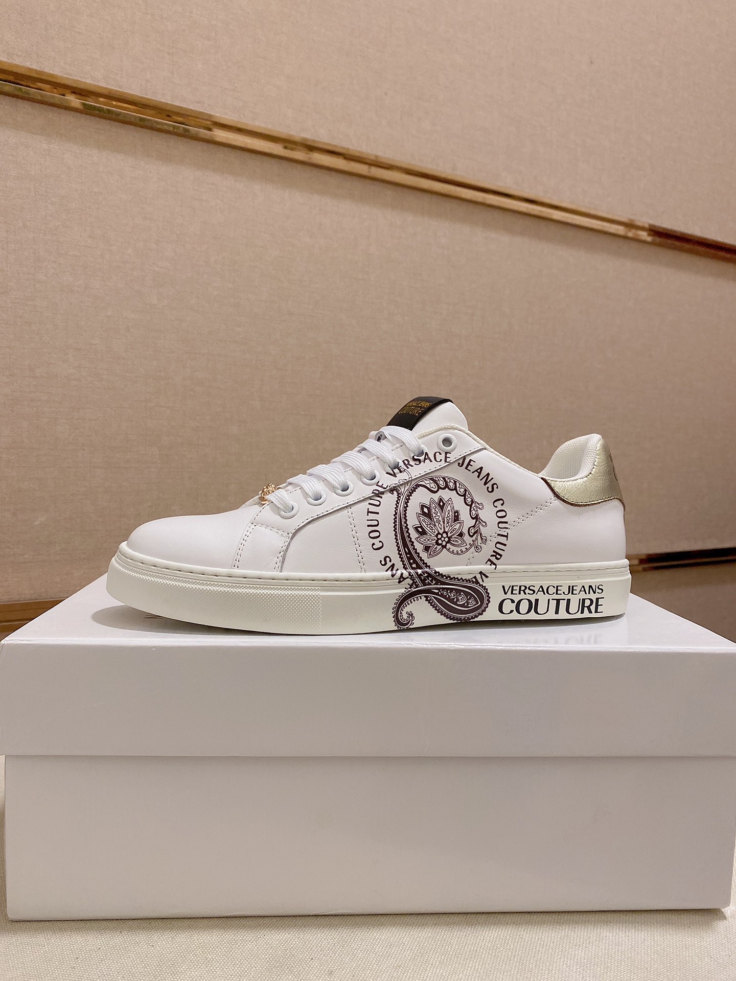 I5 Versace 范思哲👊🏻鞋面🇮🇹进口头层牛皮🇩🇪内里进口羊皮内里 。原版大底开模，每一位男士的身份衬托，上脚大气稳重🚶🏻🚶🏻高端定制专柜原版复刻📯不管风吹雨打鞋楦不变，经得起时间的验证🔍️，🔵