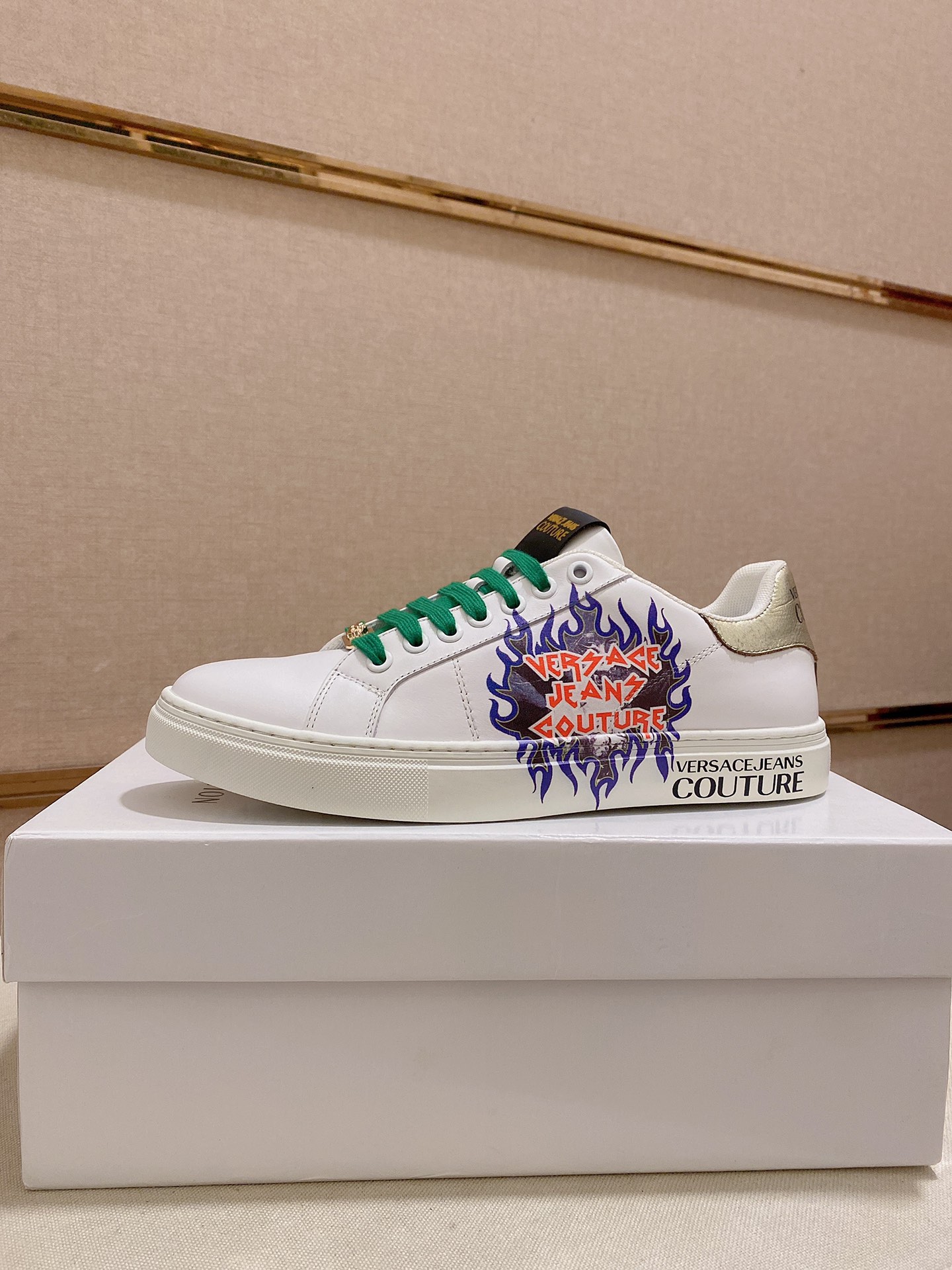 I5 Versace 范思哲👊🏻鞋面🇮🇹进口头层牛皮🇩🇪内里进口羊皮内里 。原版大底开模，每一位男士的身份衬托，上脚大气稳重🚶🏻🚶🏻高端定制专柜原版复刻📯不管风吹雨打鞋楦不变，经得起时间的验证🔍️，🔵