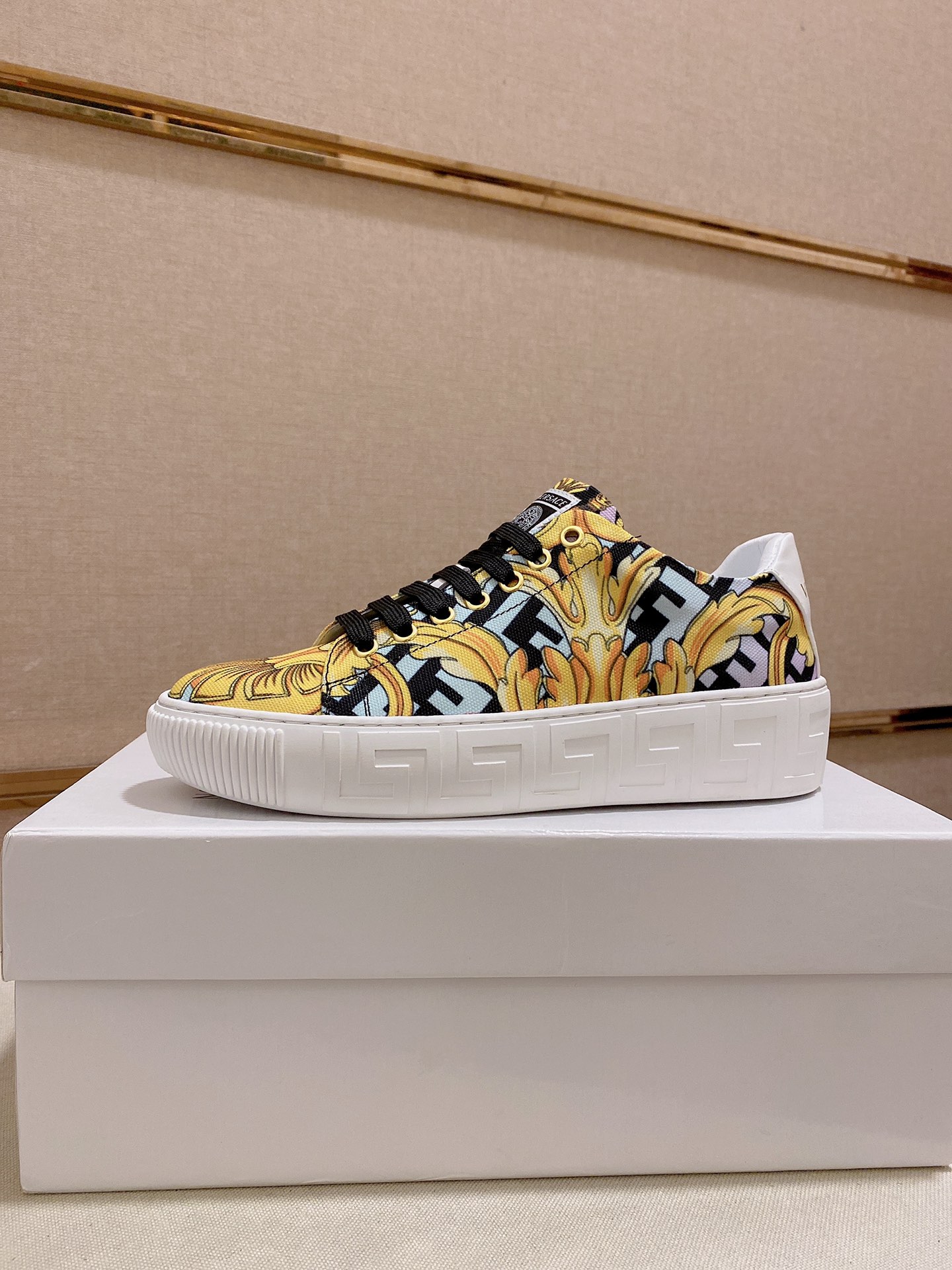 I0 Versace 范思哲👊🏻鞋面🇮🇹进口头层牛皮配牛仔花纹布料🇩🇪内里进口羊皮内里 。原版大底开模，每一位男士的身份衬托，上脚大气稳重🚶🏻🚶🏻高端定制专柜原版复刻📯不管风吹雨打鞋楦不变，经得起时间的验证🔍️，🔵