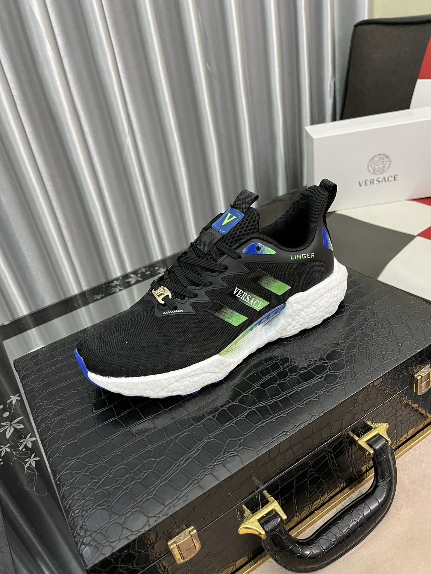 I5  Versace范思哲最精心打造，引爆全场不断创新的国际品牌 此款男士四季款休闲鞋，牛皮拼接鞋面➕羊皮内里➕橡胶防滑大底，透气舒适以质量说话👄