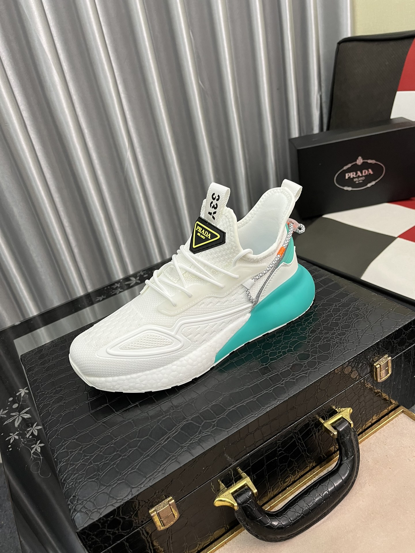 I5   Prada 普拉达 香港专柜休闲鞋，进口特殊面料优质做工，鞋面采用透气飞织弹力立体面料，舒适透气内里，原版柔软橡胶大底 ，休闲时尚，高端品质，