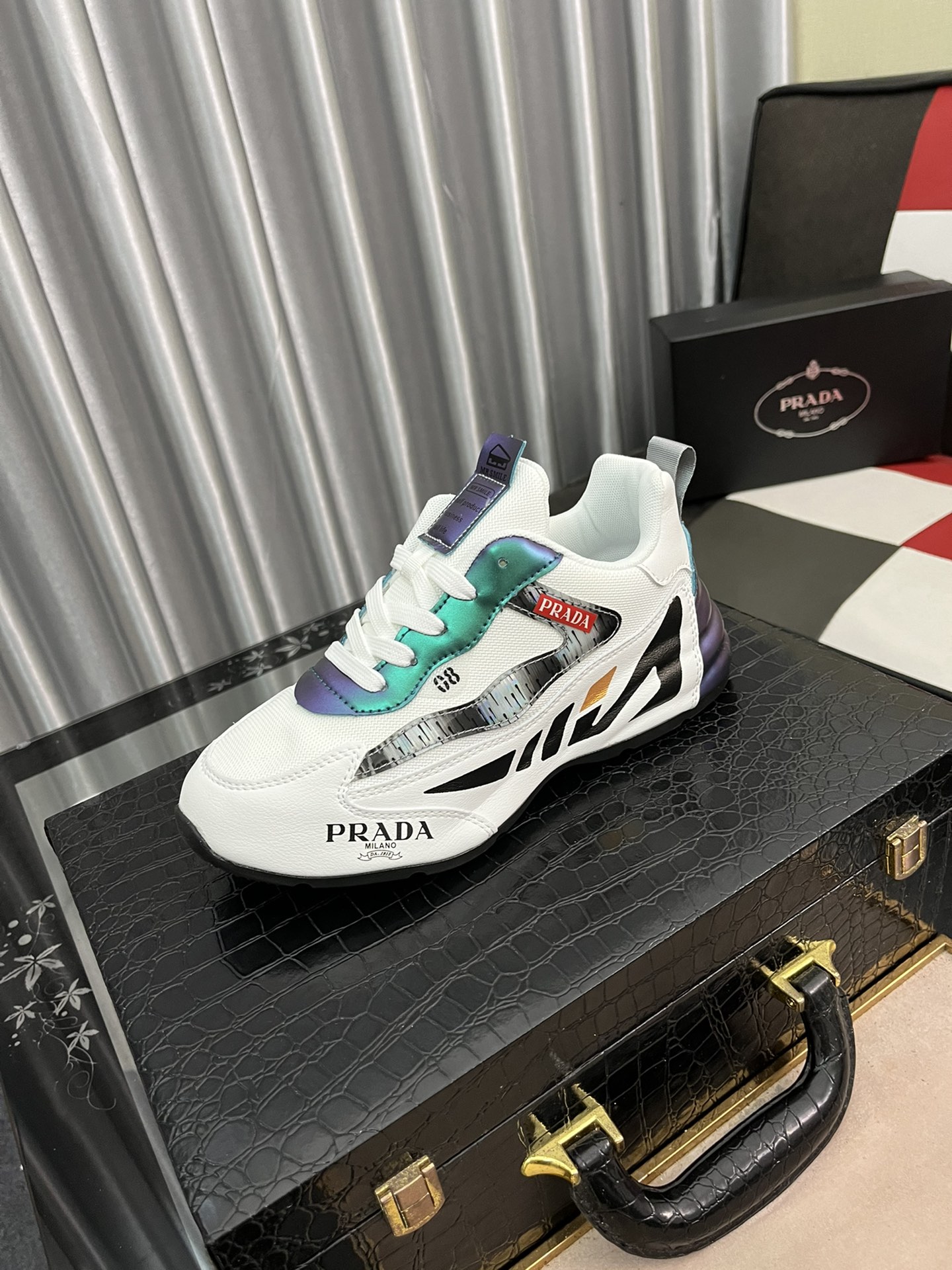 I5  普拉达  Prada 休闲鞋，透气舒适，行走方便，潮男百搭之款，高级飞织面料➕真皮垫脚，耐磨仿滑原版滴胶彩色大底 运动跑步风，超级舒服。