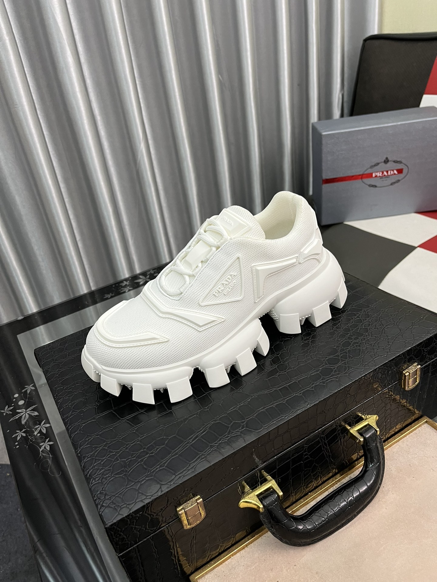 J5   Prada 普拉达全网热卖 机器人/大金刚 炫彩围边情侣款  Prada  Cloudbust Thunder运动鞋设计以雕塑感设计重新演绎 Prada 男士风格，搭配橡胶饰片和轻质橡胶厚鞋底，独具时尚个性风格。鞋面：针织面料，配橡胶饰片橡胶徽标细节 轻质橡胶鞋底嵌入爆米花 回弹性更佳 更贴合脚型 底花防滑大颗粒 原版定制包装盒 标准