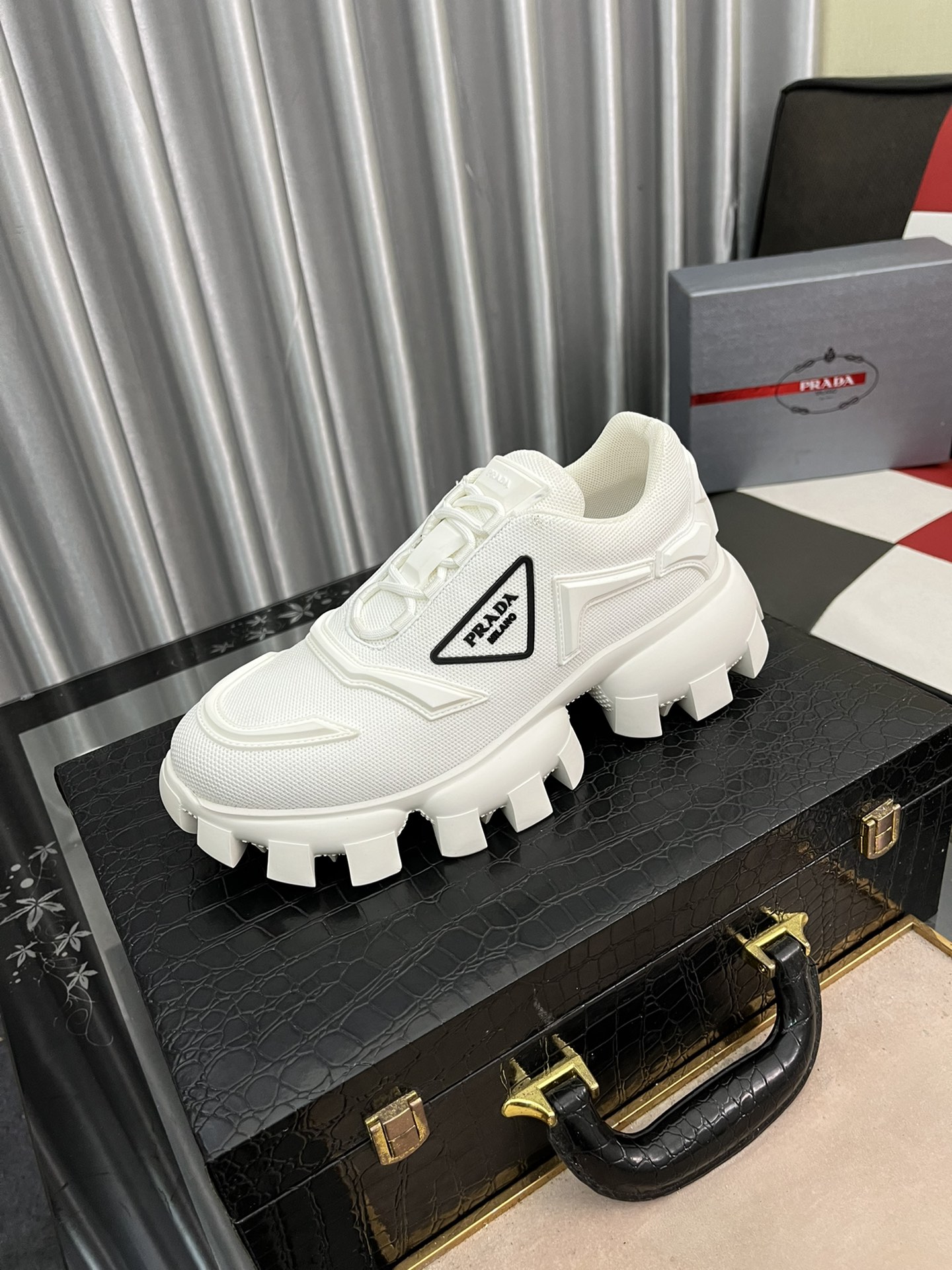 J5   Prada 普拉达全网热卖 机器人/大金刚 炫彩围边情侣款  Prada  Cloudbust Thunder运动鞋设计以雕塑感设计重新演绎 Prada 男士风格，搭配橡胶饰片和轻质橡胶厚鞋底，独具时尚个性风格。鞋面：针织面料，配橡胶饰片橡胶徽标细节 轻质橡胶鞋底嵌入爆米花 回弹性更佳 更贴合脚型 底花防滑大颗粒 原版定制包装盒 标准