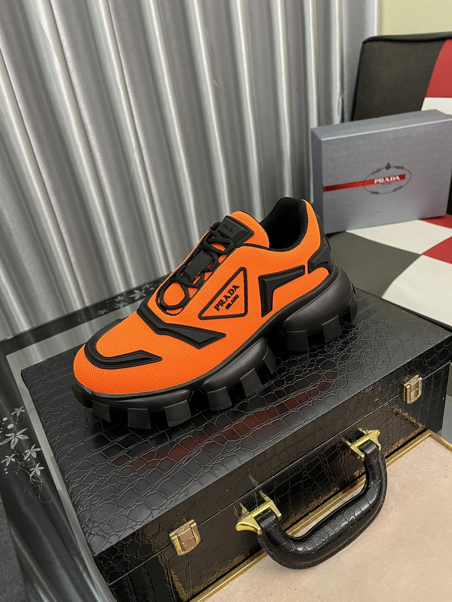 J5   Prada 普拉达全网热卖 机器人/大金刚 炫彩围边情侣款  Prada  Cloudbust Thunder运动鞋设计以雕塑感设计重新演绎 Prada 男士风格，搭配橡胶饰片和轻质橡胶厚鞋底，独具时尚个性风格。鞋面：针织面料，配橡胶饰片橡胶徽标细节 轻质橡胶鞋底嵌入爆米花 回弹性更佳 更贴合脚型 底花防滑大颗粒 原版定制包装盒 标准