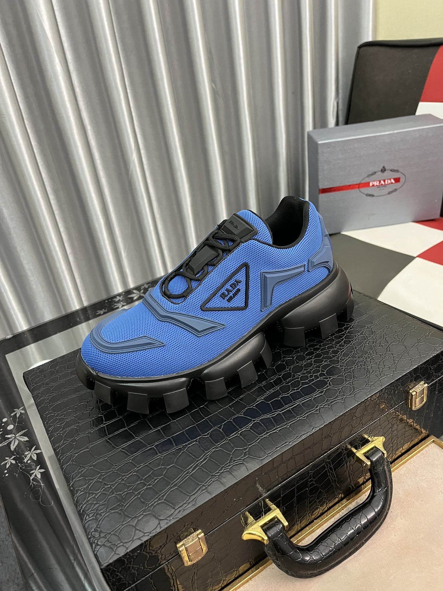 J5   Prada 普拉达全网热卖 机器人/大金刚 炫彩围边情侣款  Prada  Cloudbust Thunder运动鞋设计以雕塑感设计重新演绎 Prada 男士风格，搭配橡胶饰片和轻质橡胶厚鞋底，独具时尚个性风格。鞋面：针织面料，配橡胶饰片橡胶徽标细节 轻质橡胶鞋底嵌入爆米花 回弹性更佳 更贴合脚型 底花防滑大颗粒 原版定制包装盒 标准