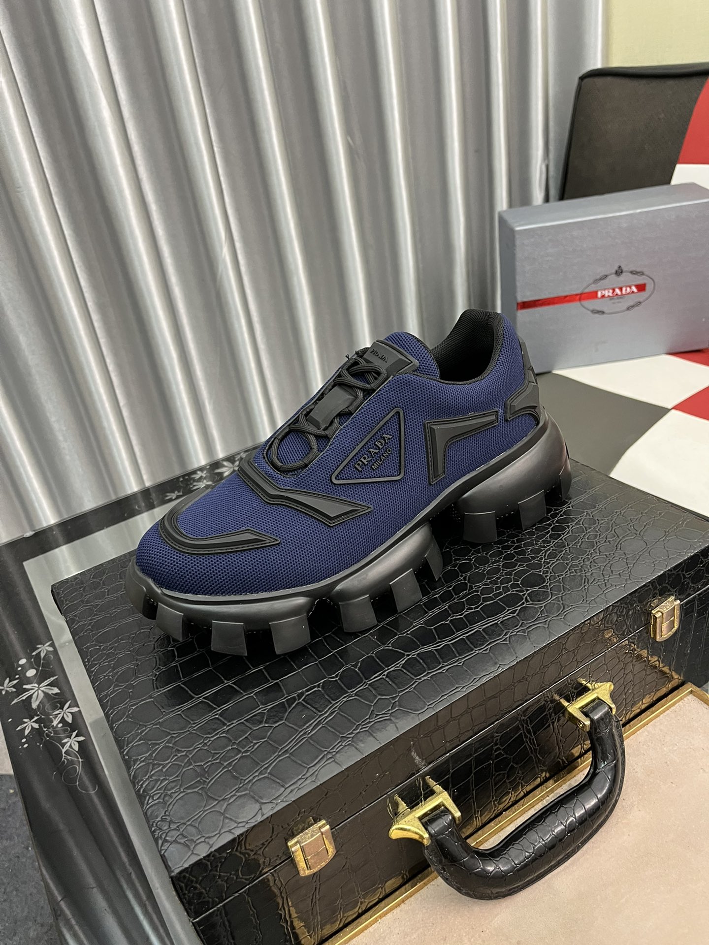 J5   Prada 普拉达全网热卖 机器人/大金刚 炫彩围边情侣款  Prada  Cloudbust Thunder运动鞋设计以雕塑感设计重新演绎 Prada 男士风格，搭配橡胶饰片和轻质橡胶厚鞋底，独具时尚个性风格。鞋面：针织面料，配橡胶饰片橡胶徽标细节 轻质橡胶鞋底嵌入爆米花 回弹性更佳 更贴合脚型 底花防滑大颗粒 原版定制包装盒 标准