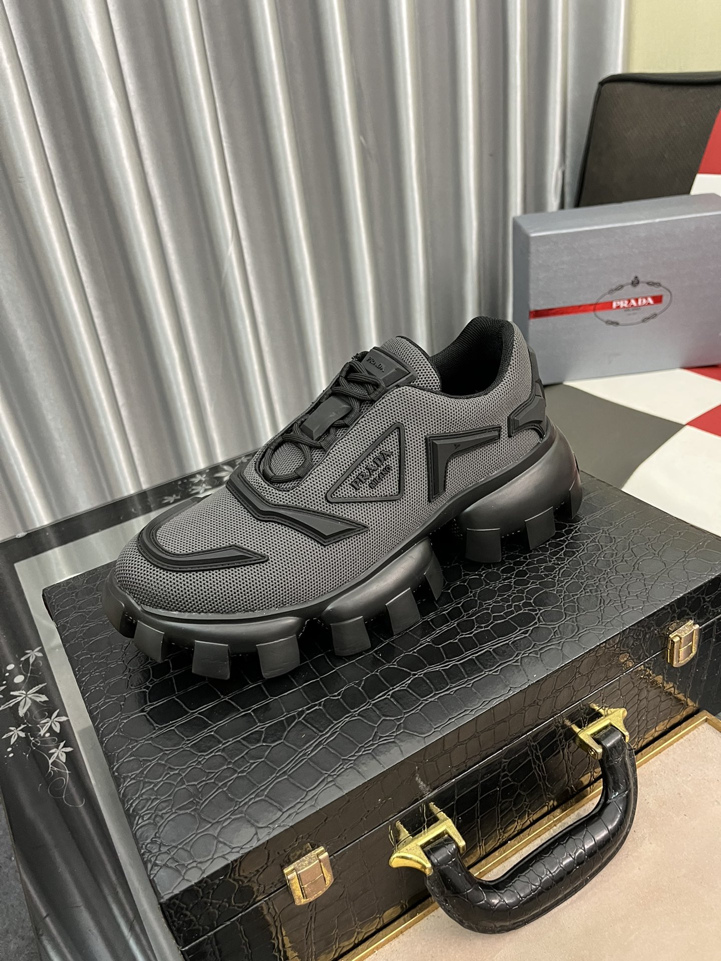 J5   Prada 普拉达全网热卖 机器人/大金刚 炫彩围边情侣款  Prada  Cloudbust Thunder运动鞋设计以雕塑感设计重新演绎 Prada 男士风格，搭配橡胶饰片和轻质橡胶厚鞋底，独具时尚个性风格。鞋面：针织面料，配橡胶饰片橡胶徽标细节 轻质橡胶鞋底嵌入爆米花 回弹性更佳 更贴合脚型 底花防滑大颗粒 原版定制包装盒 标准