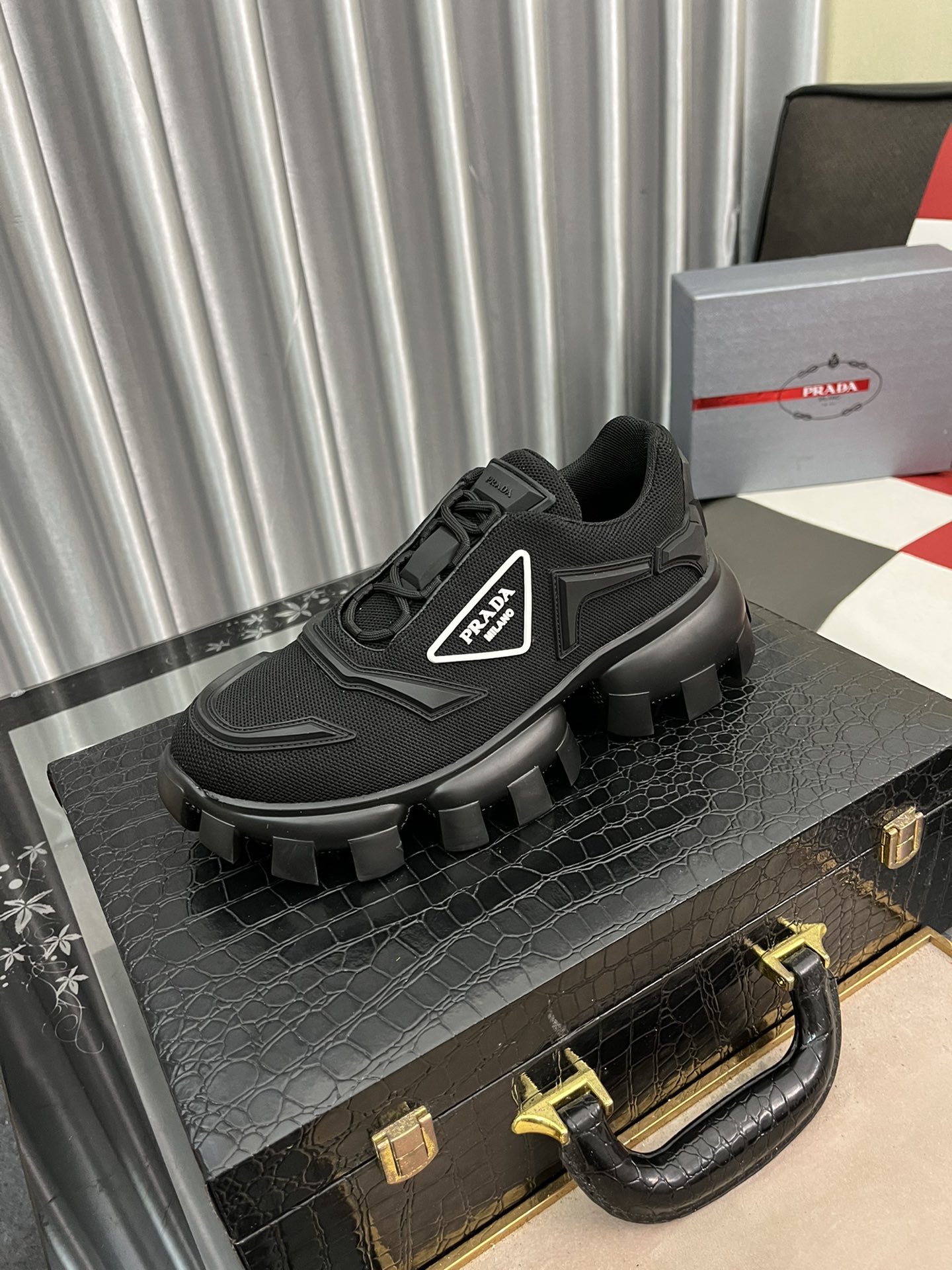 J5   Prada 普拉达全网热卖 机器人/大金刚 炫彩围边情侣款  Prada  Cloudbust Thunder运动鞋设计以雕塑感设计重新演绎 Prada 男士风格，搭配橡胶饰片和轻质橡胶厚鞋底，独具时尚个性风格。鞋面：针织面料，配橡胶饰片橡胶徽标细节 轻质橡胶鞋底嵌入爆米花 回弹性更佳 更贴合脚型 底花防滑大颗粒 原版定制包装盒 标准