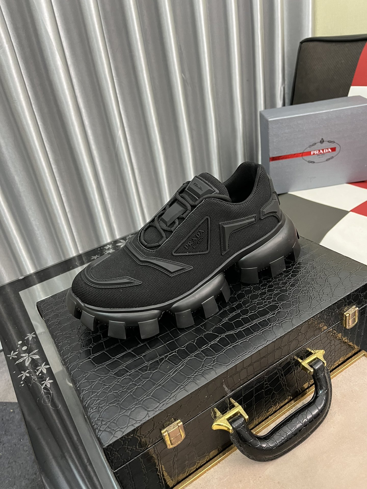 J5   Prada 普拉达全网热卖 机器人/大金刚 炫彩围边情侣款  Prada  Cloudbust Thunder运动鞋设计以雕塑感设计重新演绎 Prada 男士风格，搭配橡胶饰片和轻质橡胶厚鞋底，独具时尚个性风格。鞋面：针织面料，配橡胶饰片橡胶徽标细节 轻质橡胶鞋底嵌入爆米花 回弹性更佳 更贴合脚型 底花防滑大颗粒 原版定制包装盒 标准