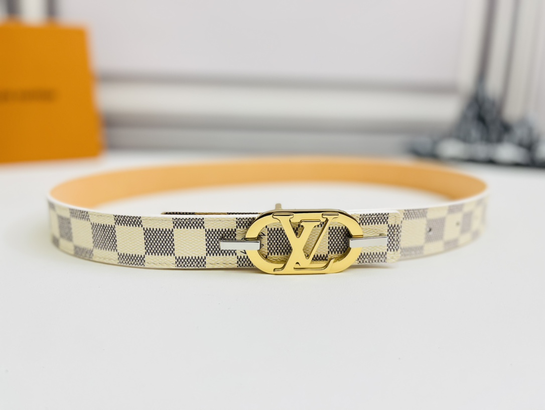 I5  Louis vuitton 路易威登 LV   皮带腰带：双面使用专柜质量、百分百头层牛皮、24k纯钢扣、送人自用首选、保证真皮 包装：请认准图片专柜包装、送打孔器 全套包装 宽度：3.0cm 长度：国标cm-cm 不可以自行裁剪长度