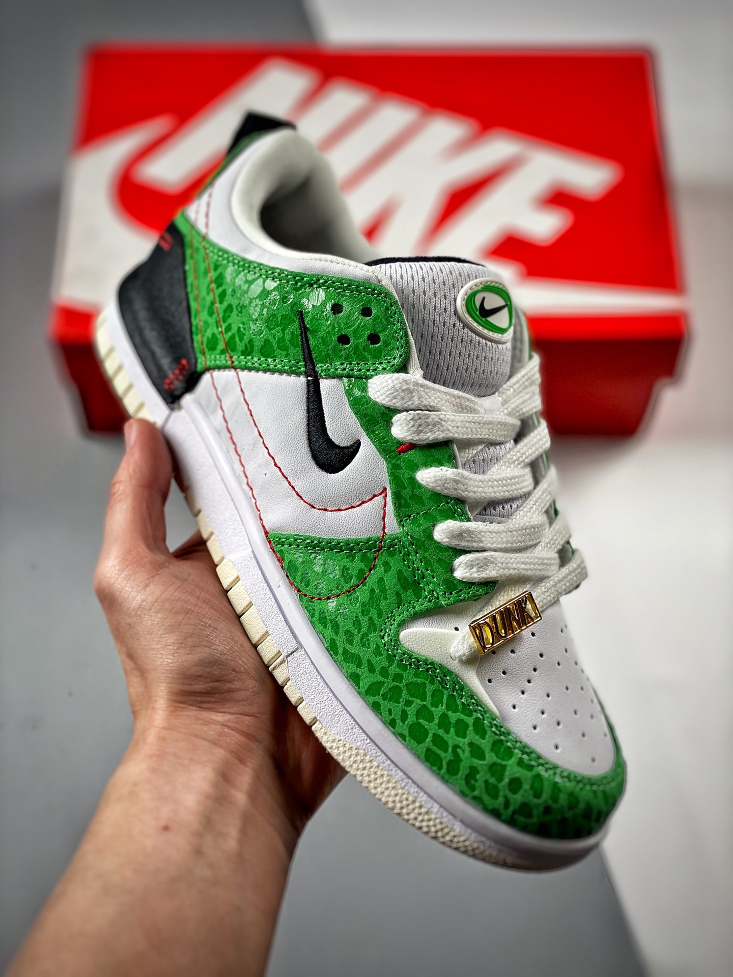 -2 Nike Dunk Low FT2 Blanco Verde, la zapatilla nos trae una nueva suela y dimensiones adicionales alrededor del empein…
