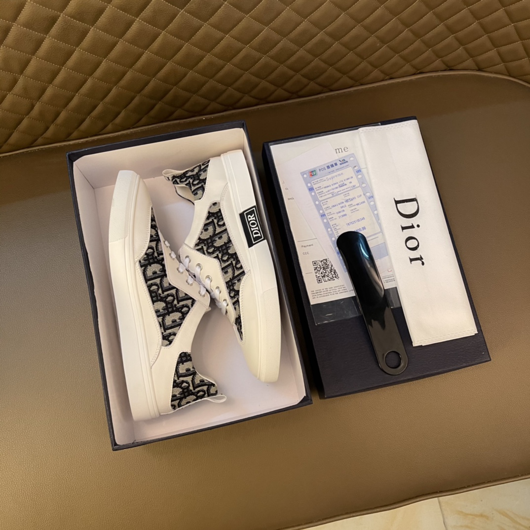 I5  Dior迪奥2022 🆕低帮休闲运动鞋，采用进口头层牛皮打造，金属logo装饰，原版橡胶鞋底、鞋口带有品牌标志性细节，提升格调。时尚百搭，可为各式造型增光添彩。塑造独具动感活力与摩登气息的精致设计，这款全新必备鞋履为迪奥的典藏传承再赋新彩，尽显现代优雅格调。男鞋：38-44 45🉑️订做 白色 黑色