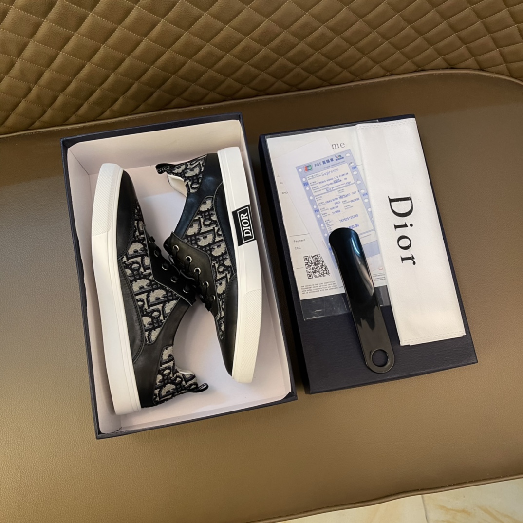 I5  Dior迪奥2022 🆕低帮休闲运动鞋，采用进口头层牛皮打造，金属logo装饰，原版橡胶鞋底、鞋口带有品牌标志性细节，提升格调。时尚百搭，可为各式造型增光添彩。塑造独具动感活力与摩登气息的精致设计，这款全新必备鞋履为迪奥的典藏传承再赋新彩，尽显现代优雅格调。男鞋：38-44 45🉑️订做 白色 黑色