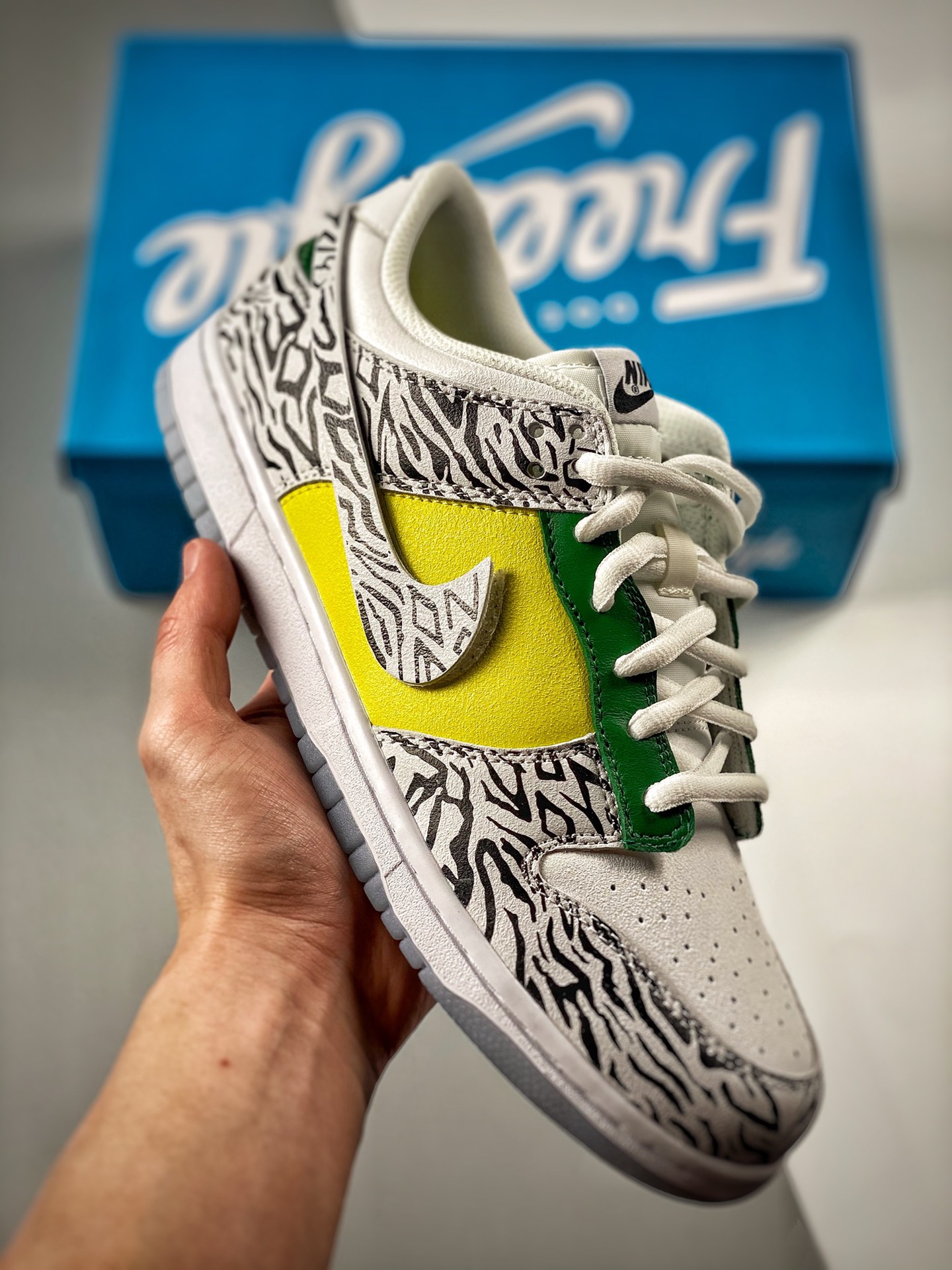 -4 Nike Dunk Low "Doernbecher" Edición benéfica, la parte superior está hecha de cuero y gamuza de pelo corto, con esta…