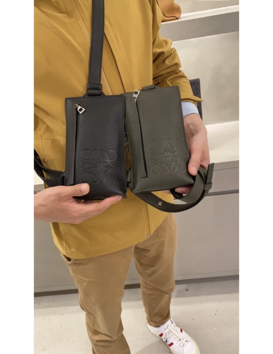LOEWE罗意威 牛皮粒面垂直T型小包手机包 0661墨绿